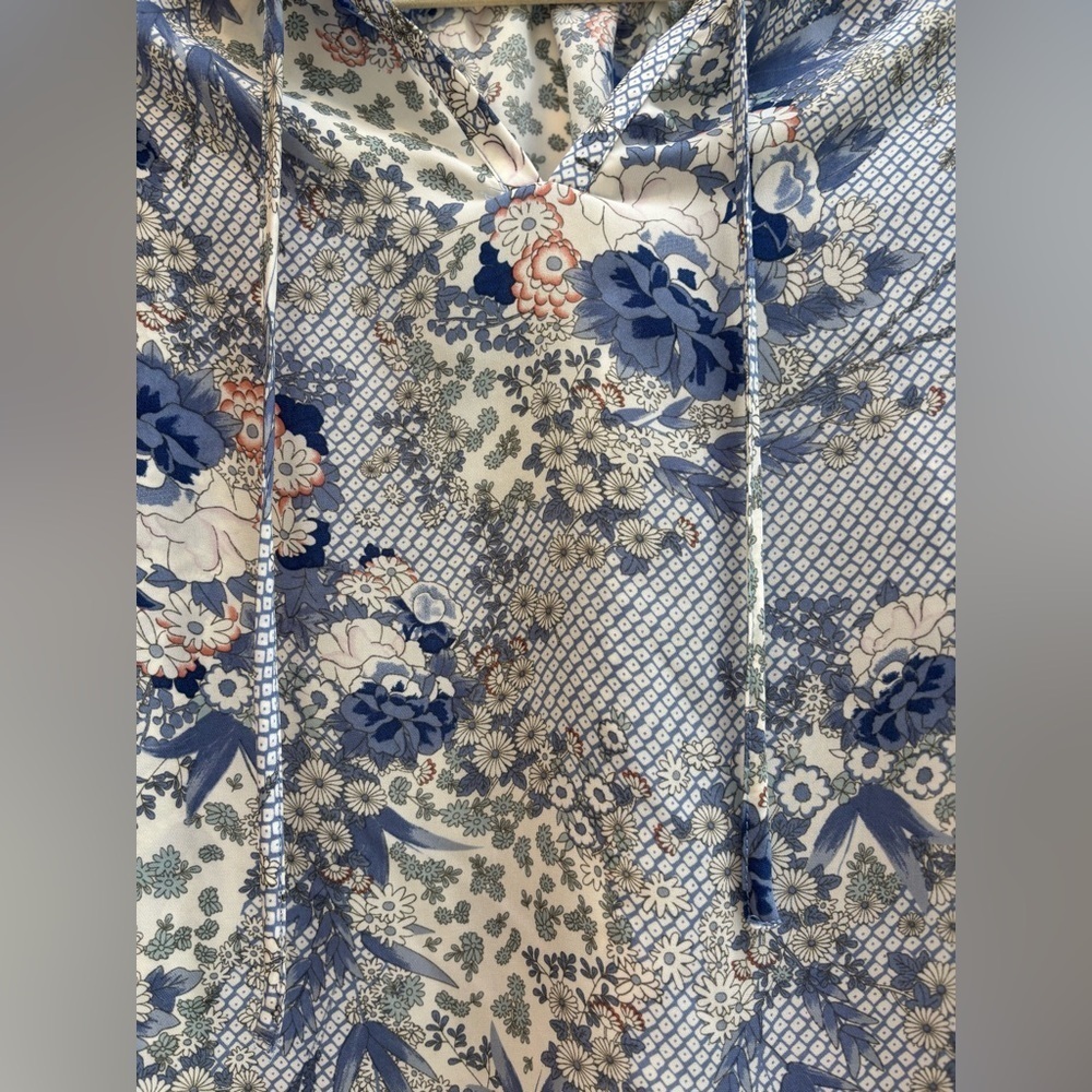 Joie Ruffle Short Sleeve patterned blouse in blue, size small 🌸 - Picture 6 of 8